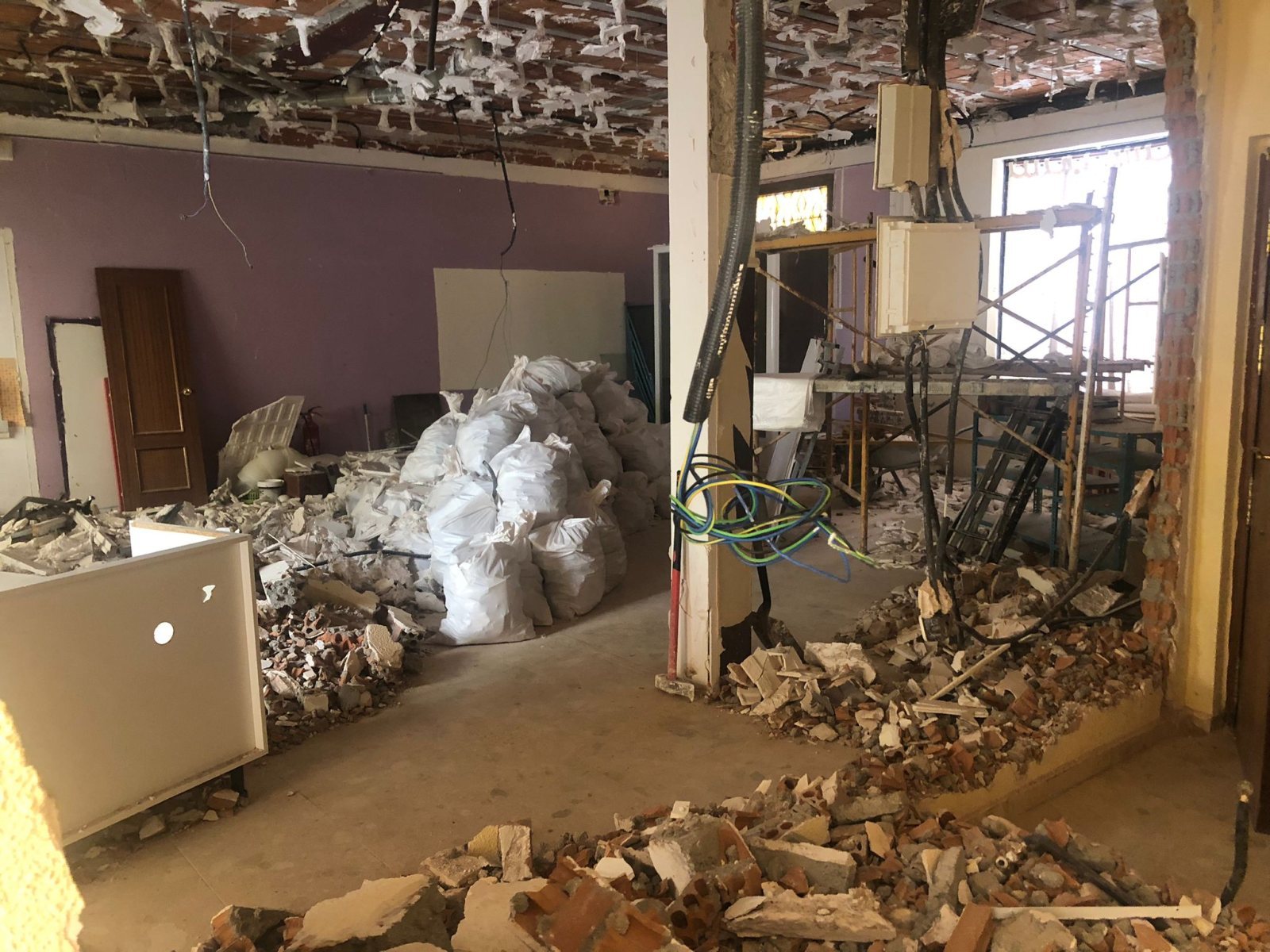Salón y cocina antes de la reforma, con la distribución original