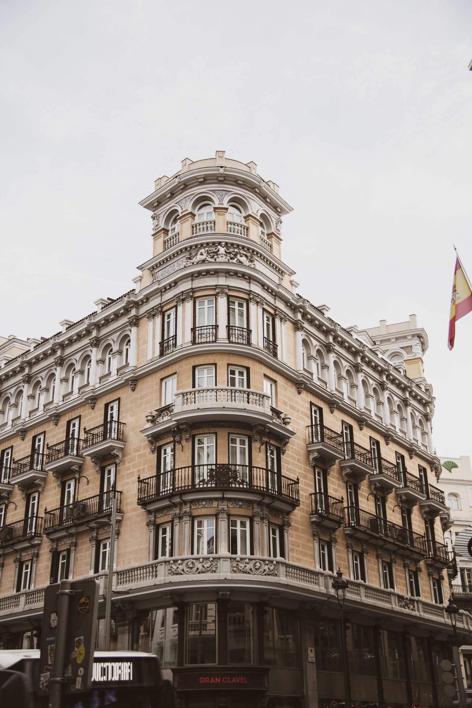 Fachada clásica de un edificio del centro de Madrid