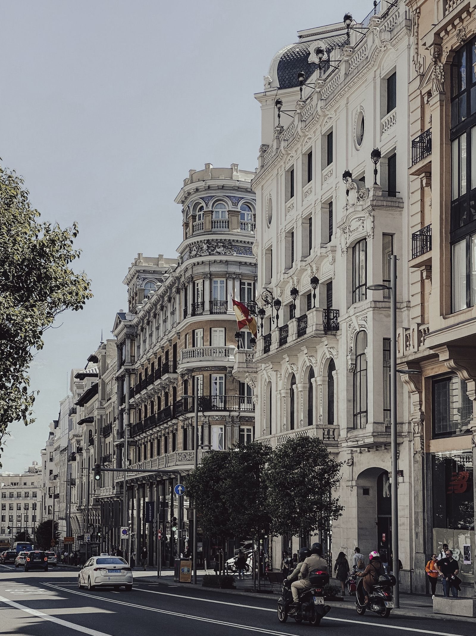 Calle de una ciudad española con edificios de vivienda