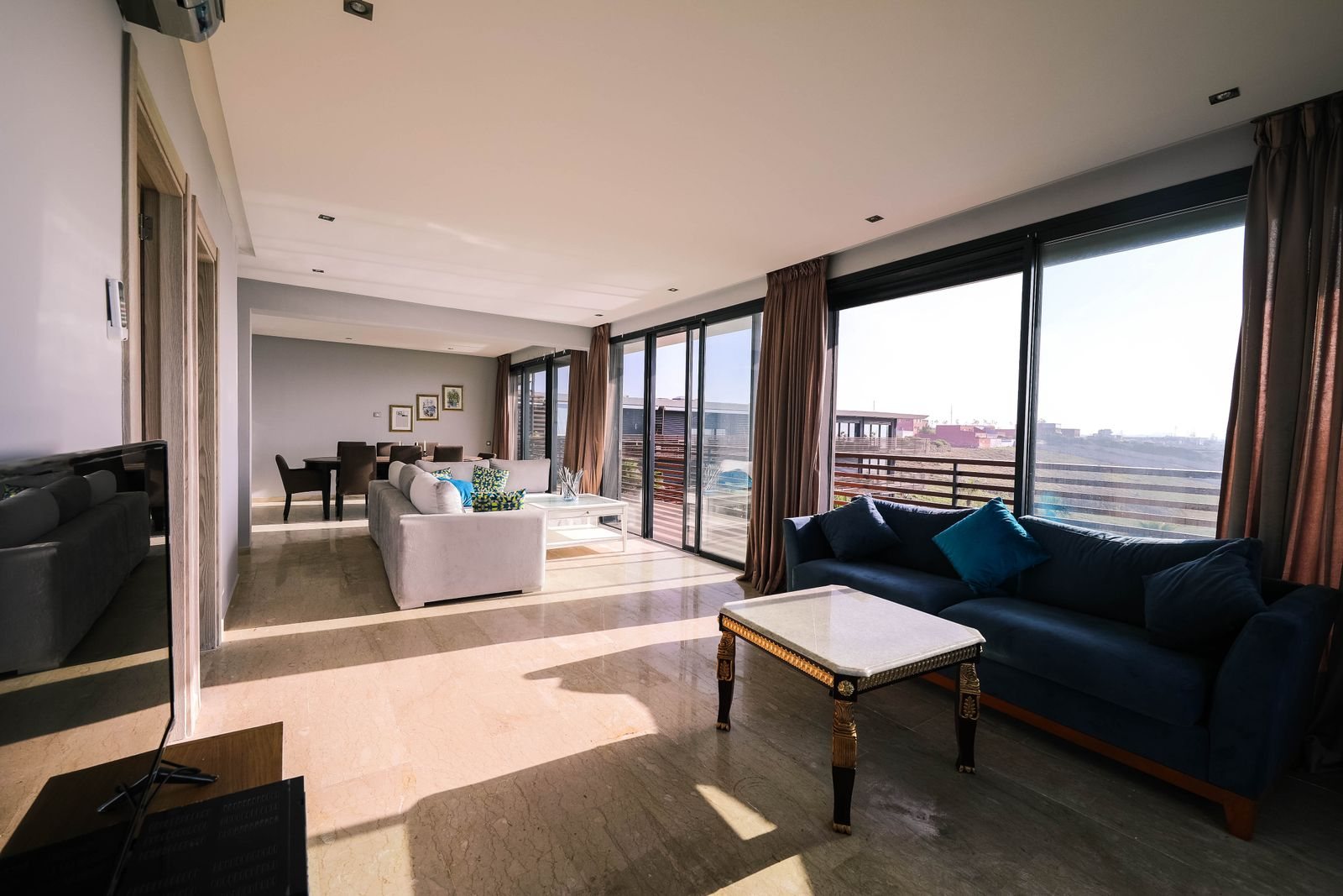 Salón contemporáneo con vistas urbanas