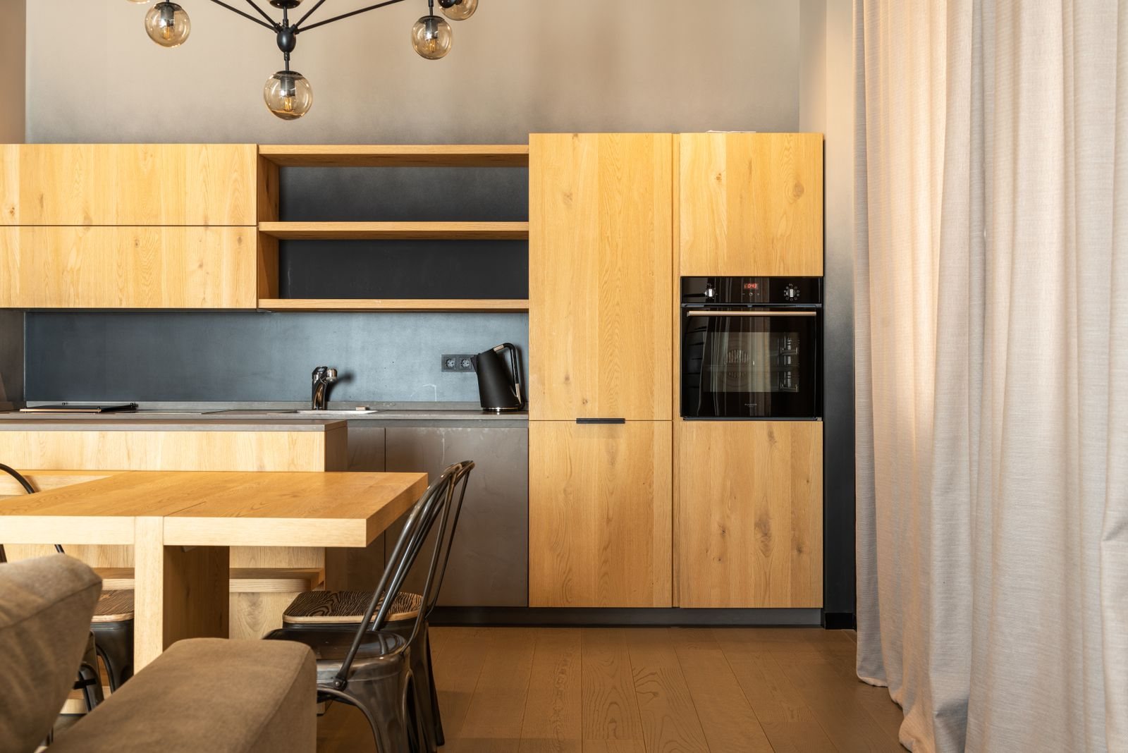 Cocina reformada con mesa y sillas de madera
