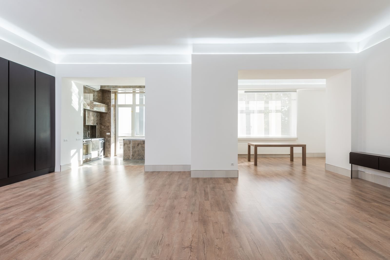 Estancia vacía de una vivienda con suelo de madera