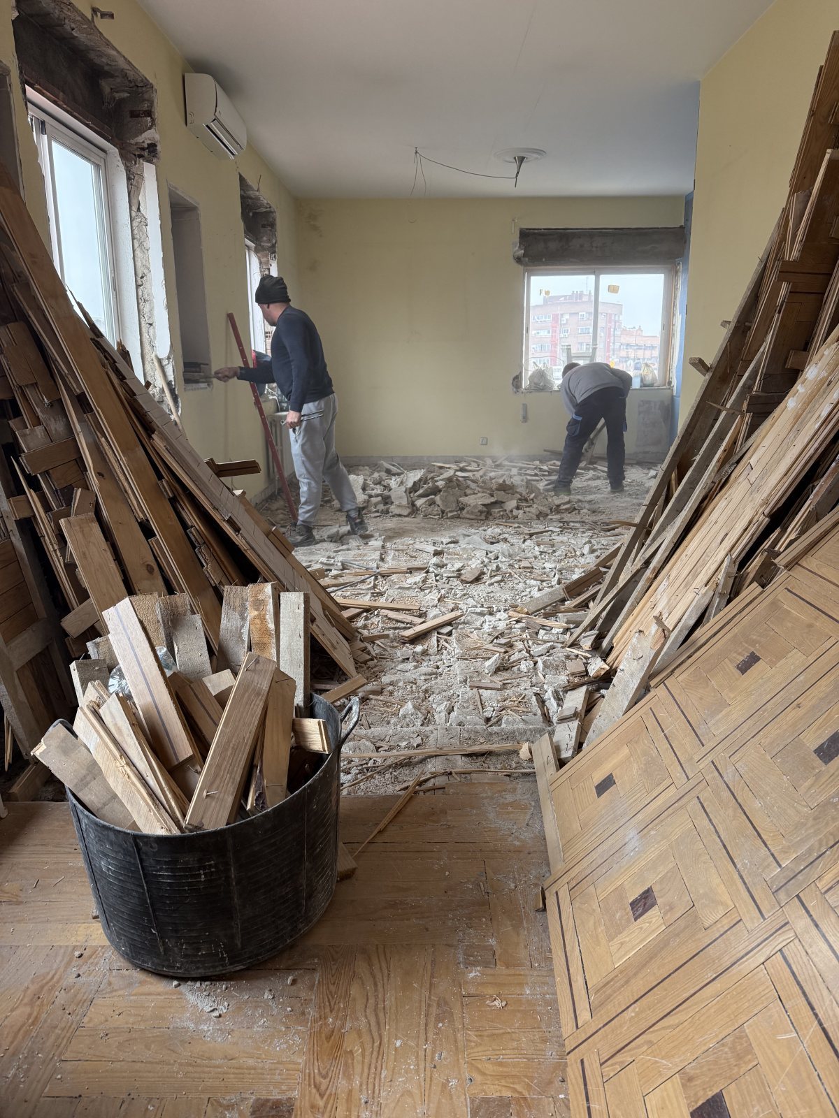 Equipo de Patrimes trabajando en una vivienda en obra