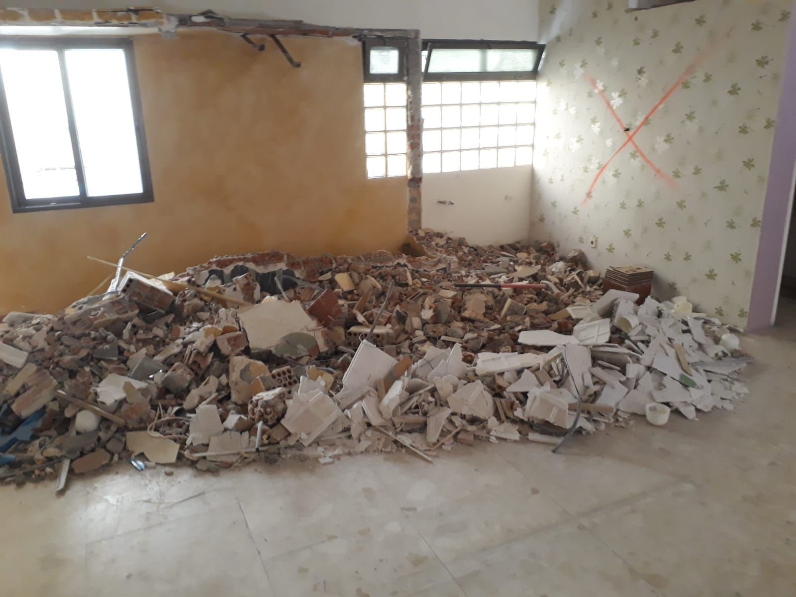 Escombros del derribo de tabiquería durante el replanteo de la vivienda