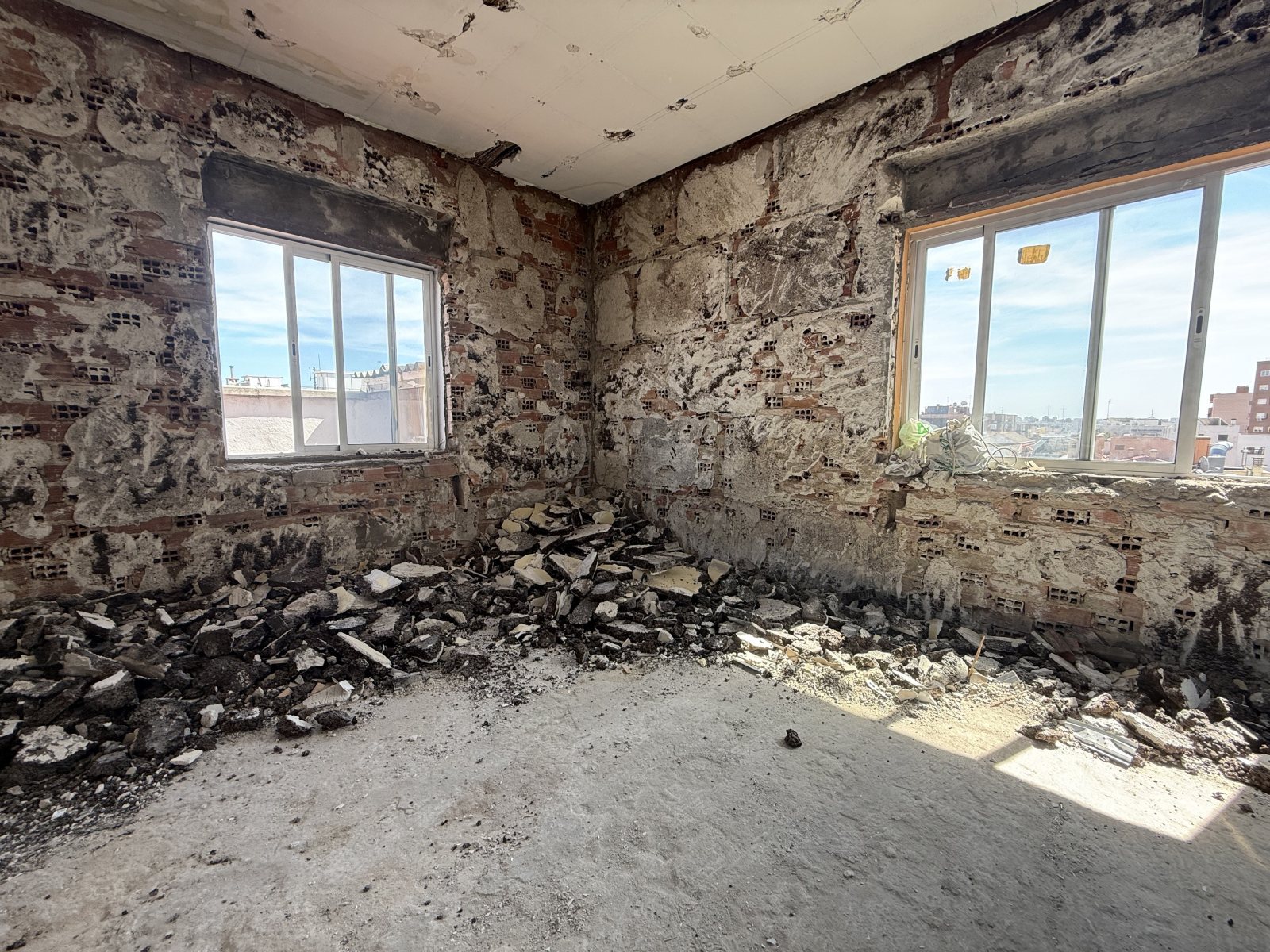 Vivienda en plena obra, con la tabiquería abierta